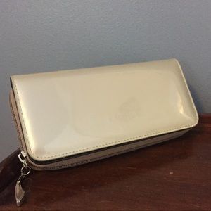 Beijo Pearlescent Patent Clutch